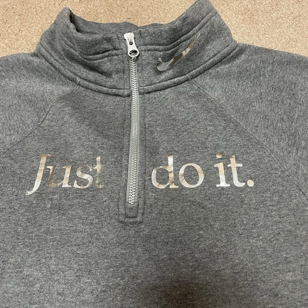 NIKE Just Do It Womens S cropped sweatshirt‎ SILVER Swoosh 1/4 Zip Pullover Gray